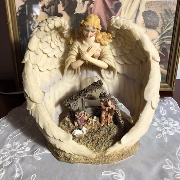 Sculptured Angel & nativity scene nightlight - Picture 2 of 10